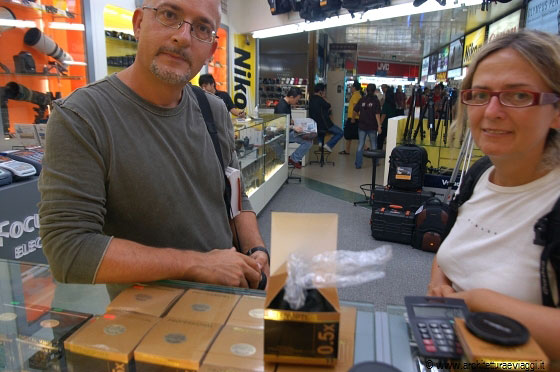 ROCHOR CANAL ROAD - Sim Lim Square: stessa foto, stessia macchina fotografa e grandangolo (i nostri) ma senza la lente proposta dal venditore