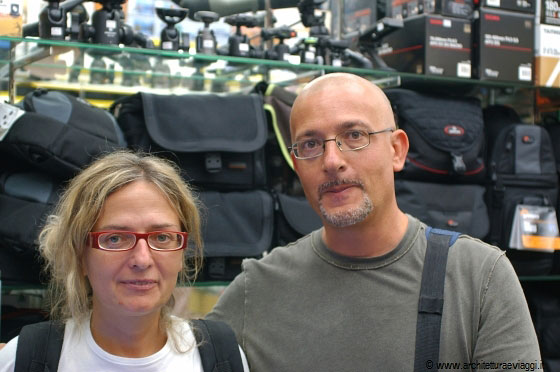 SINGAPORE - Sempre all'interno del Sim Lim Square un altro negozio di fotografia ci fa provare un obiettivo, sono tutti fissati nel fotografarci?