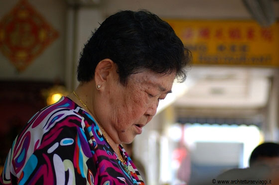SINGAPORE - La signora della bancarella dei primi (ottimi tra l'altro) del Boon Hwa Food Centre in Jln Besar