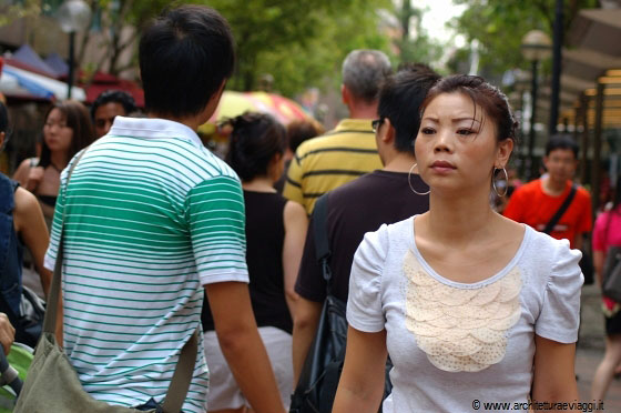 WATERLOO STREET - Giovani donne in giro per shopping tra i numerosi centri commerciali di Waterloo Street