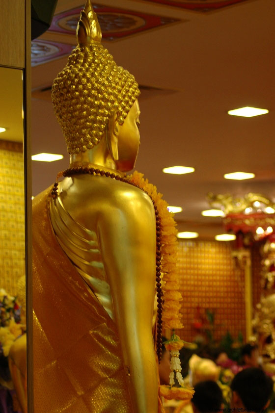 SINGAPORE - Statue di Buddha in vendita al Fu Lu Shou Complex tra Waterloo Street e Rochor Road