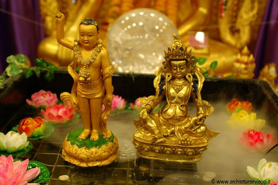 WATERLOO STREET - Statuette votive e fontanelle per un buon feng shui in vendita al Fu Lu Shou Complex