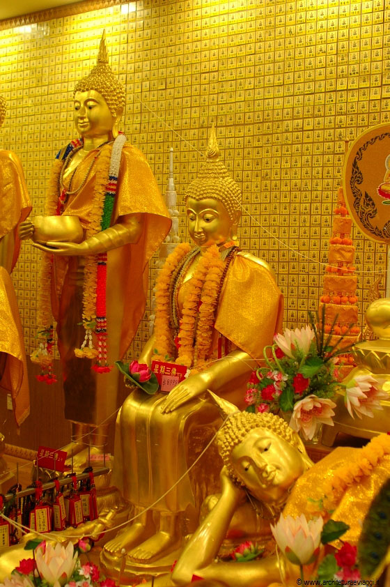 WATERLOO STREET - Statue di Buddha in tre posizioni basilari: Buddha in piedi, Buddha seduto e Buddha sdraiato