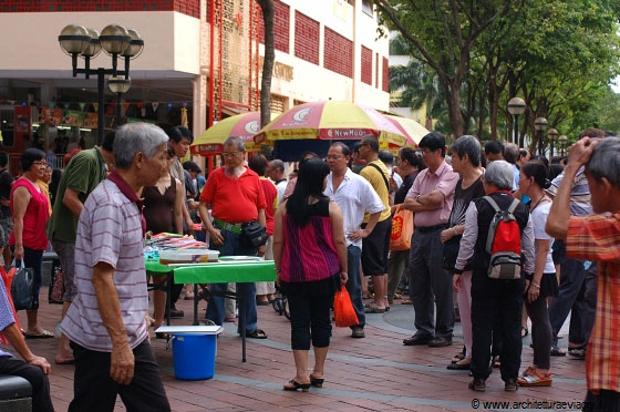 SINGAPORE - E' sabato pomeriggio e Waterloo Street è molto animata e frequentata con tutti i suoi centri commerciali