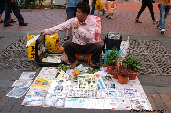 WATERLOO STREET - Questo ambulante propone cure e rimedi miracolosi con tanto di mappe di organi e spiegazioni