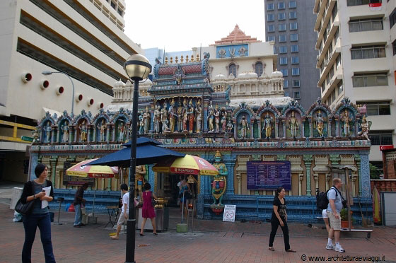 WATERLOO STREET - Sri Krishnan Temple un tempio hindu immediatamente accanto al Kwan Im Temple  