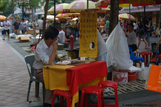SINGAPORE - Volete conoscere il vostro futuro? Questo ambulante in Waterloo Street promette di svelarvelo