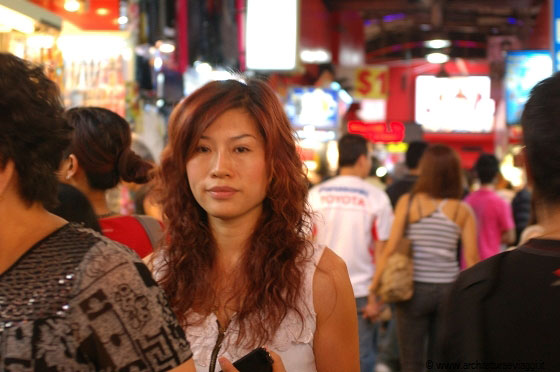 SINGAPORE - Giovani donne cinesi e singaporegne in cerca di affari a Bugis Street