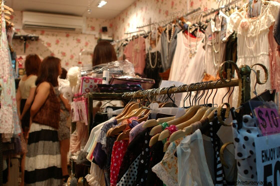 SINGAPORE - Bugis Street che offre numerosissimi negozi di abbigliamento
