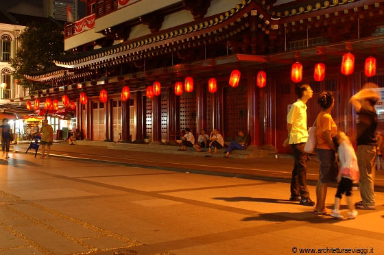 CHINATOWN - Lo spettacolo notturno offerto dalle lanterne del Buddha Tooth Relic Temple