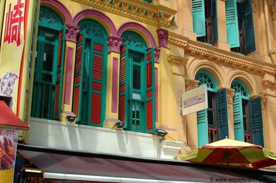 CHINATOWN - Appena usciti dalla metro ci imbattiamo nella variopinta Temple Street