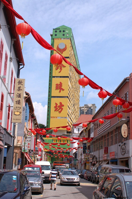 CHINATOWN - Con i suoi 103 metri di altezza il People's Park Complex domina Temple Street