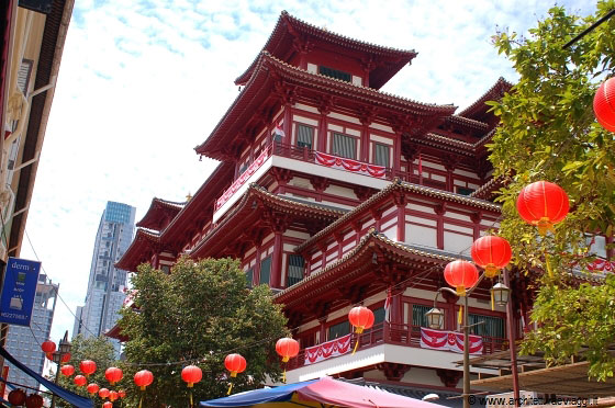 SINGAPORE - Il Buddha Tooth Relic Temple a Chinatown è stato inaugurato nel 2008