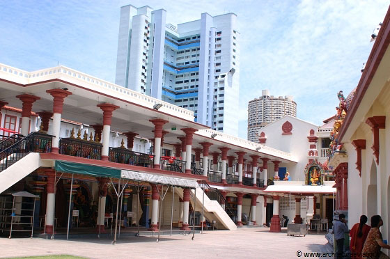 SINGAPORE - La vista del patio interno del tempio si staglia sullo sfondo dei grattacieli del CBD