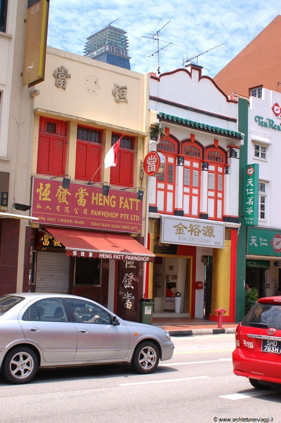CHINATOWN - Alla luce del sole il quartiere sembra vivace e colorato