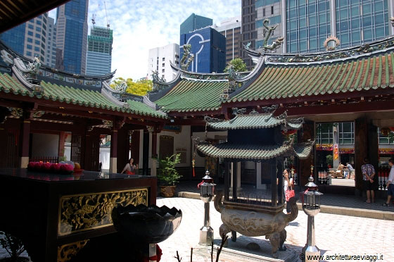 CHINATOWN - Dal patio del Thian Hock Keng Temple si osservano i patinati grattacieli del CBD
