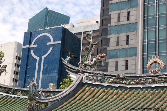 SINGAPORE - I grattacieli su Telok Ayer Street proprio di fronte al Thian Hock Keng Temple