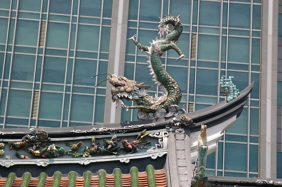 CHINATOWN - I draghi gemelli sul tetto del Thian Hock Keng Temple rappresentano i principi dello yin e dello yang