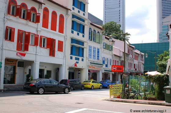 SINGAPORE - Giriamo in Amoy Street, strada con case dai vivaci colori, per ritornare verso il mercato di Chinatown