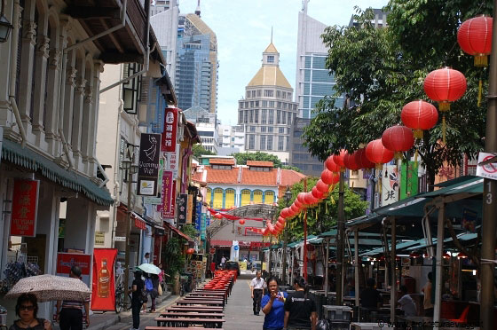 CHINATOWN - Smith Street, con le bancarelle di cibo cinese e i tavoli per la consumazione