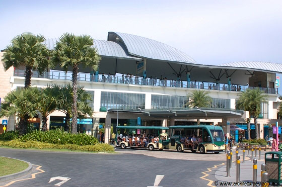 SENTOSA ISLAND - Scendiamo a Beach Station, la stazione del Sentosa Express