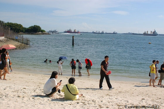 SINGAPORE - Sentosa Island: spiaggia artificiale, che importa?