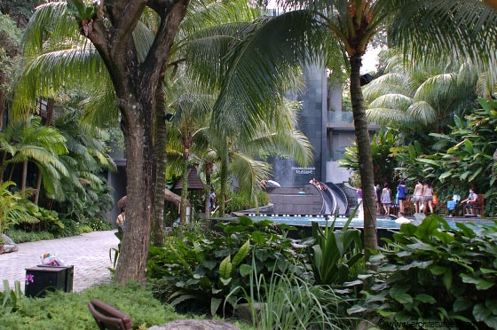 SILOSO BEACH RESORT - Gli ospiti del resort si godono la piscina