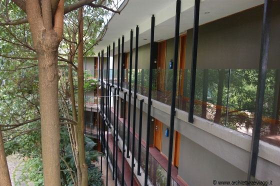 SILOSO BEACH RESORT - L'edificio e le camere sono costruite in stretto rapporto con la natura 