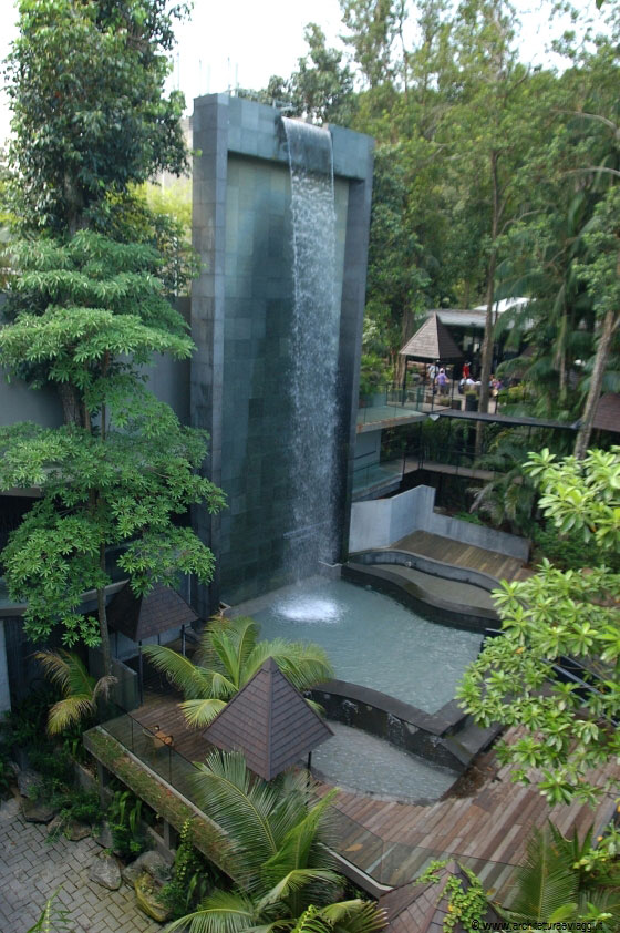 SILOSO BEACH RESORT - La bellissima piscina del complesso con cascata, scivoli e piattaforme in legno 