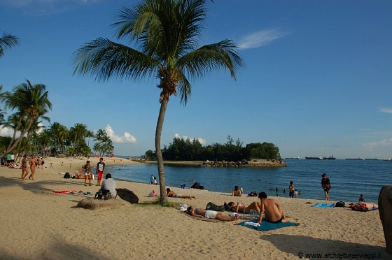 SENTOSA ISLAND - Spiagge di sabbia trasportate da altri litorali, scogli finti, palme sono la cornice ideale per una domenica all'insegna del relax e del sole