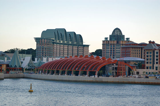 SINGAPORE - Vista su Sentosa Island da Harbour Front 