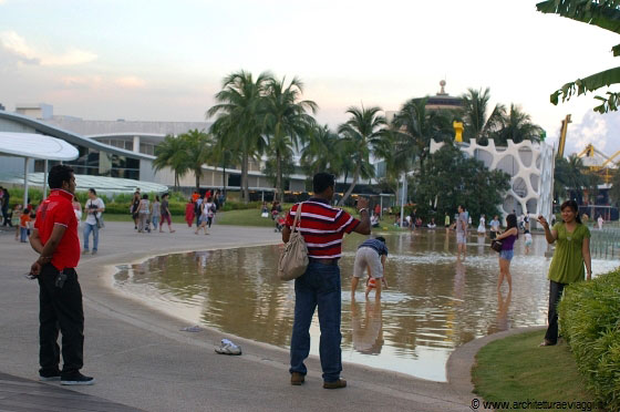 SINGAPORE - Il parco antistante Harbour Front Centre