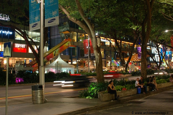 SINGAPORE - Ceniamo in Orchard Road al ristorante taiwanese Din Tai Fung, all'interno del grande centro commerciale Paragon