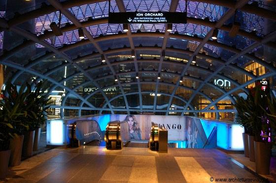 SINGAPORE - L'ingresso della MTR Ion Orchard