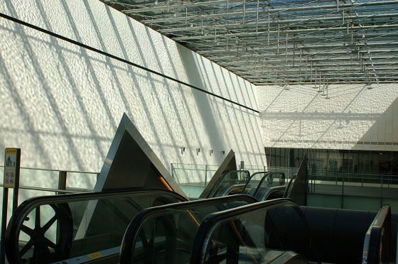 SINGAPORE - Stazione MRT - Sir Norman Foster ha proposto una soluzione per combattere la caluta tropicale della città