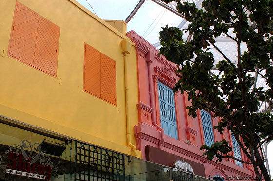 CLARK QUAY - Le numerose shophouse dipinte in tinte vivacissime
