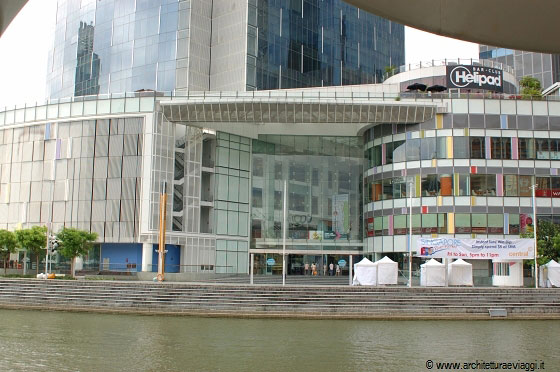 SINGAPORE - Grandi centri commerciali sul Singapore River di fronte a Clark Quay