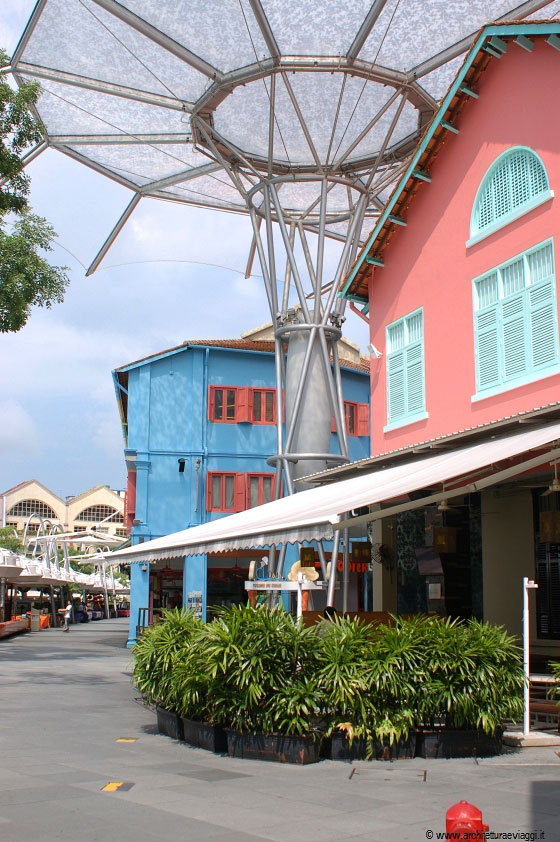 CLARK QUAY - L'originale copertura ad ombrelli a forma di foglie di ninfea
