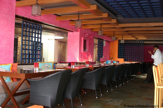 CLARK QUAY - Sbirciamo all'interno di un locale che sta aprendo - è tarda mattinata