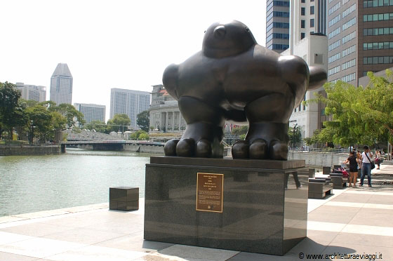 SINGAPORE RIVER - Sul lungofiume Bird di Fernando Botero