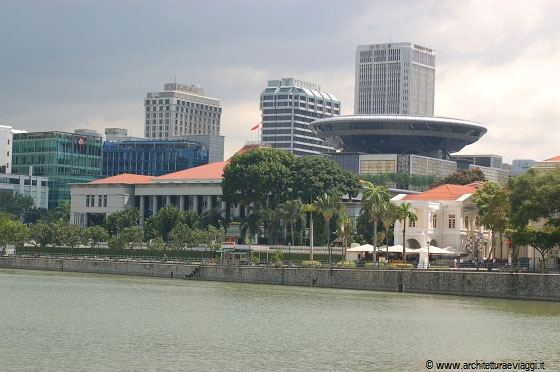 SINGAPORE - La Supreme Court ideata dallo studio Foster Partners, caratterizza lo skyline sul fiume