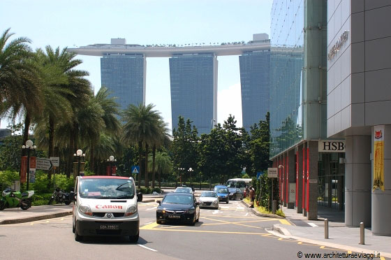 SINGAPORE - Il profilo del Marina Bay Sands Resort con l'inconfondibile nave sostenuta da tre grattacieli 