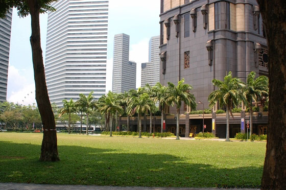 SINGAPORE - Dirigendoci verso Kampong Glam osserviamo il Park View Square e oltre le torri di Suntec City