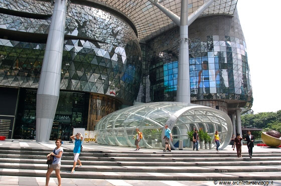 ORCHARD ROAD - La famosa via dello shopping corre immediatamente a nord del Colonial District