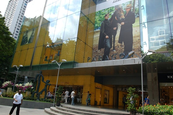 ORCHARD ROAD - Paragon, il tempio dell'esclusività, con capi firmati Salvatore Ferragamo, Gucci, Versace, YSL, Jean-Paul Gaultier
