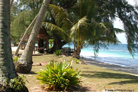 PULAU BESAR - Da questa visuale il verde del prato e delle palme esalta il turchese del mare e crea un piacevole effetto rilassante