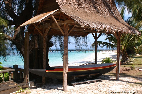 PULAU BESAR - Oltre la tettoia in legno e paglia del Mirage, i colori turchesi del mare degradano nel bianco della sabbia