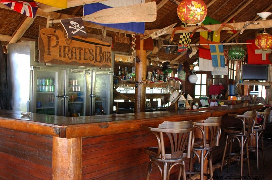 PULAU BESAR - Il bar del Mirage Island Resort con freccette e tavolo da biliardo