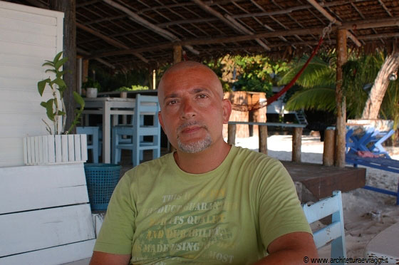 PULAU RAWA - Ci prendiamo una birra al Club Rawa, l'altro resort, molto più spartano, dell'isola