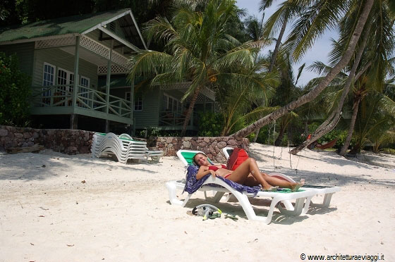 RAWA SAFARI ISLAND RESORT - In relax sulla spiaggia di Pulau Rawa proprio di fronte al nostro chalet